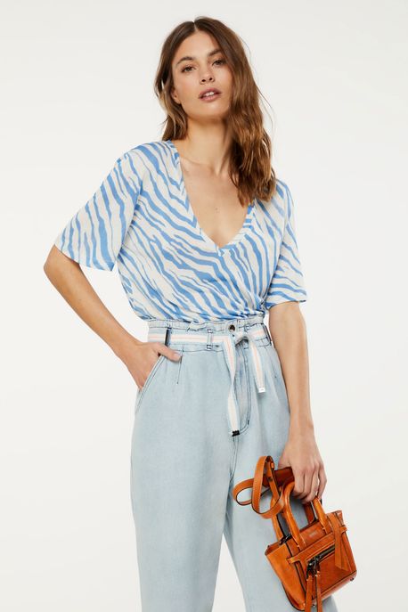 Blusa De Malha Estampada Decote v e Manga Curta Est Zebra Rio Enviesada Ultramarine Liso - P