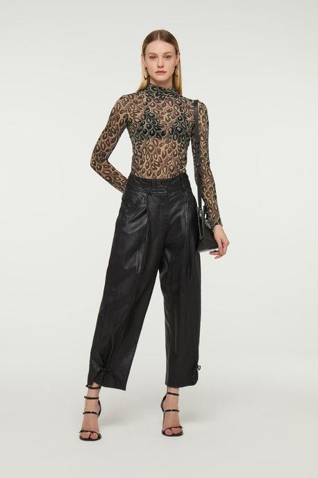 Blusa De Tule Com Gola Alta e Manga Longa Estampa Onça Rupestre p Est Onça Rupestre Rabisco Color p - G