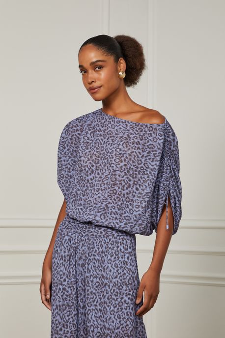 Blusa Cropped Ombro á Ombro Detalhe Franzido Estampa Onça Est Onca Rajada Nuvem - 38