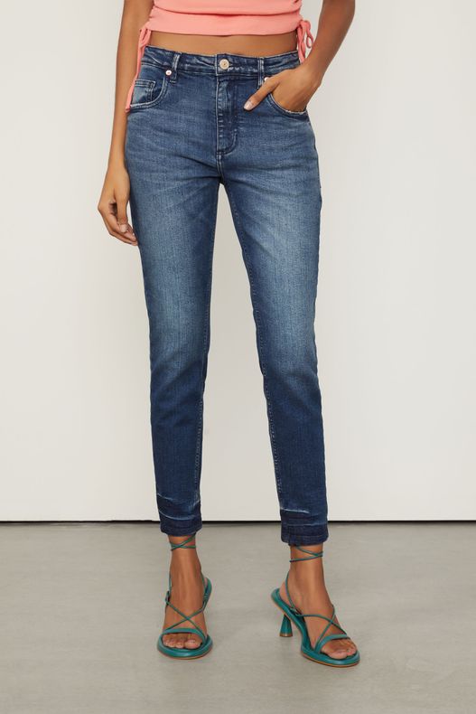 25341857_0105_2-CALCA-JEANS-SKINNY-BASIC-MIDI-MARCACAO-NA-BARRA