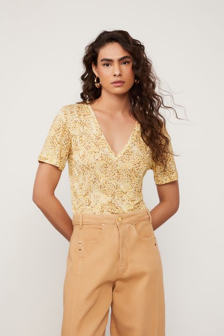 T-Shirt De Malha Fininha Decote v Com Manga Curta Estampada Est Onça Leve e Flan - PP