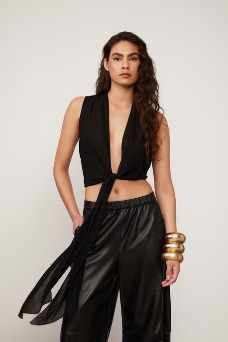 Blusa Com Amarracao Frontal e Decote Preto - 38