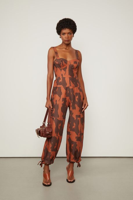 Macacão Alça Larga Amarração Na Barra Com Linho Estampado Est Camuflado Flor Biscoito e Cafe - 38