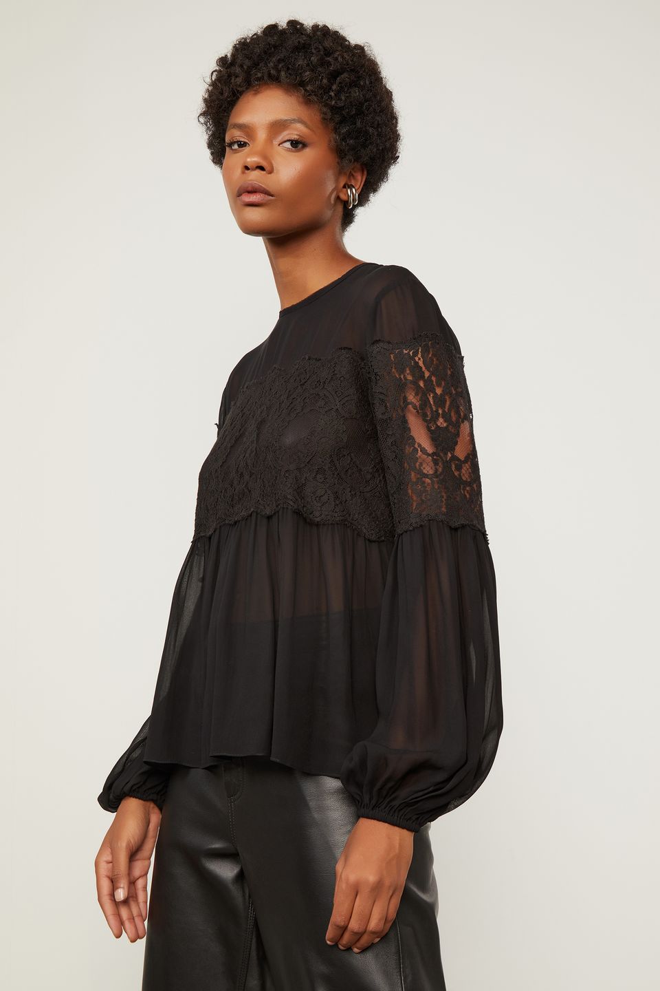 Bata de Georgette Manga Longa com Renda Vazada Preto