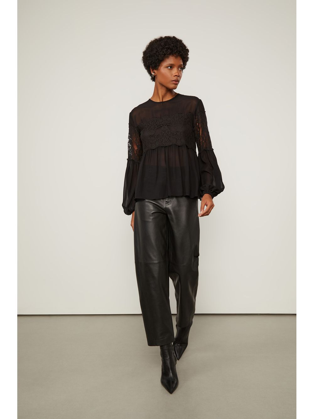 Animale — Bata De Georgette Manga Longa Com Renda Vazada Preto