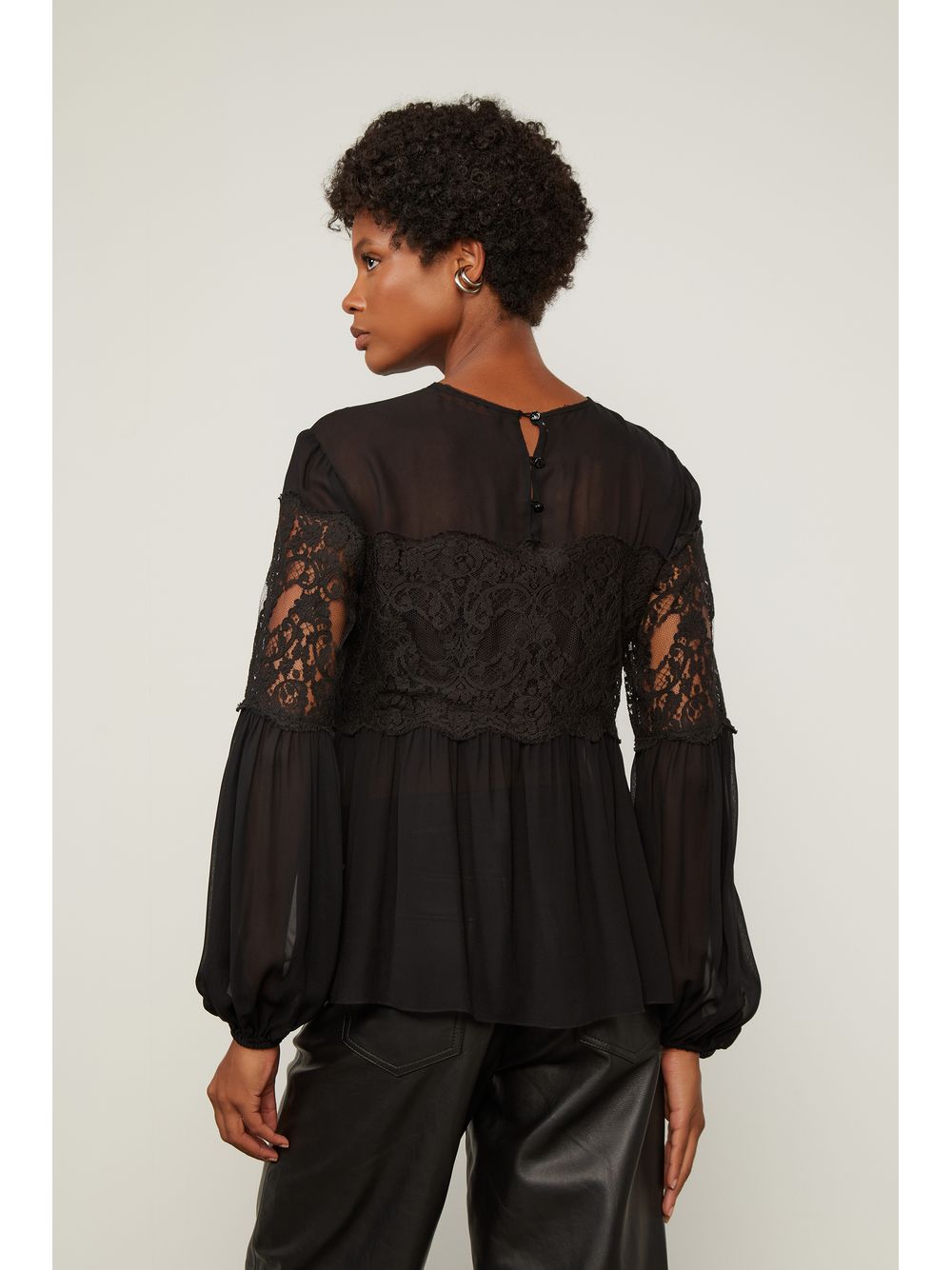 Animale — Bata De Georgette Manga Longa Com Renda Vazada Preto