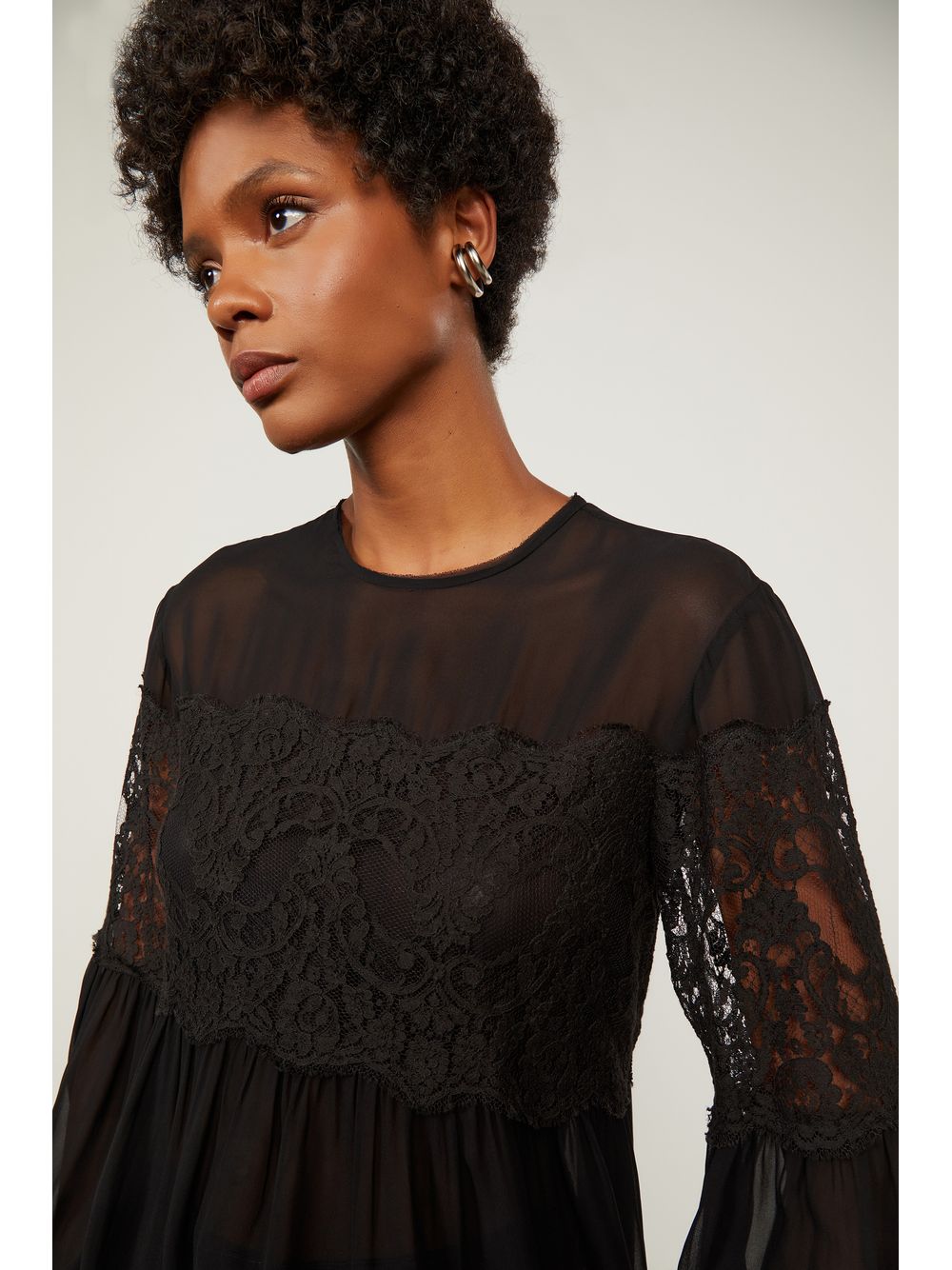 Animale — Bata De Georgette Manga Longa Com Renda Vazada Preto