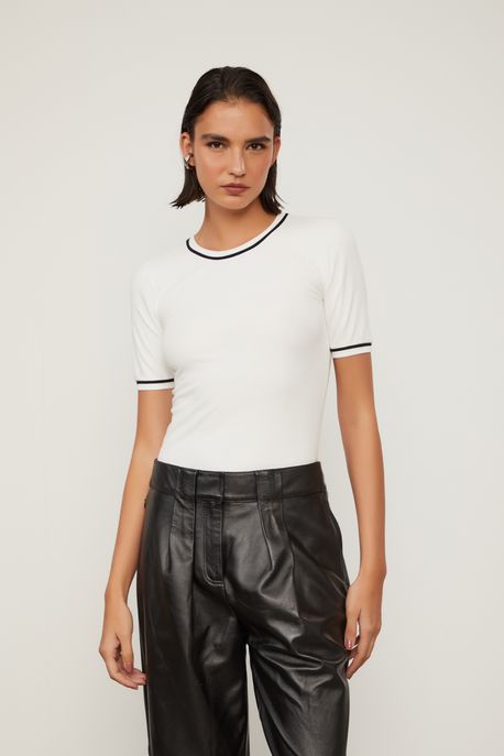 Blusa Tee Manga Curta Bicolor Off White C/Preto - PP