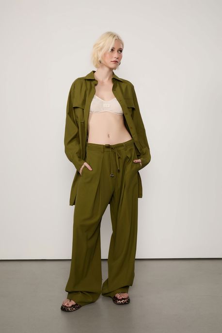 Calça Alfaiataria De Pregas Com Cinto Verde Figo - G