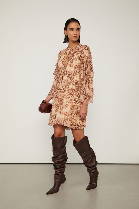 Vestido De Georgette Leve Curto Decote Gota Estampado Babados Est Onca Parda Cafe e Clash - 40