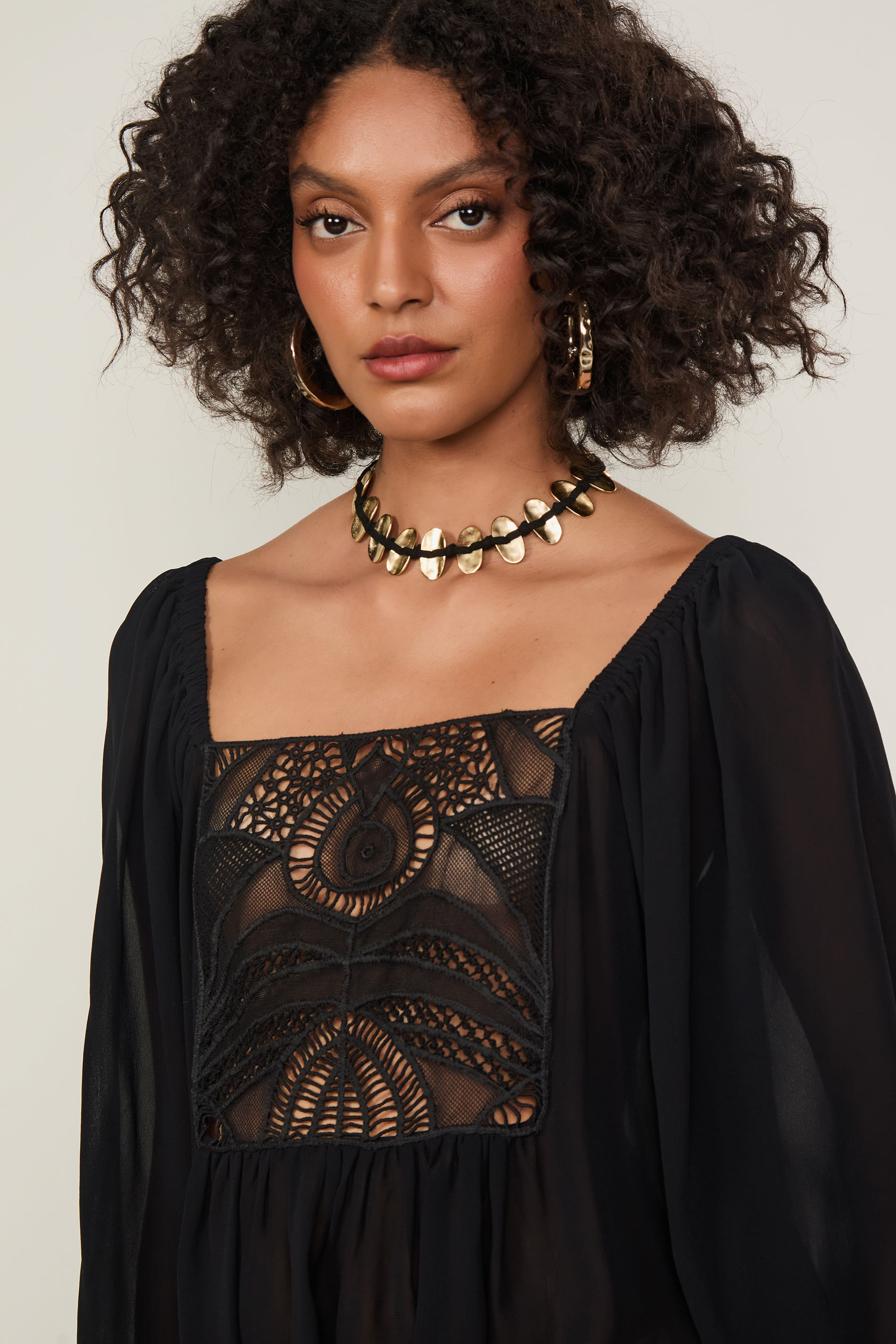 Blusa De Georgette Pesado Manga Ampla Preta Com Pala De Renda