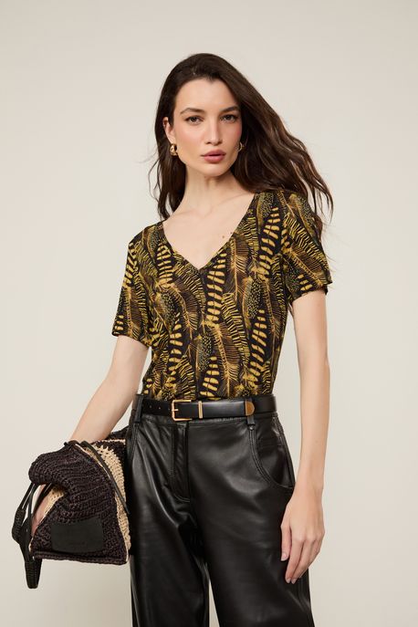 T-Shirt De Malha Fininha Decote v Com Manga Curta Estampada Folhagem Pena Preto e Blaze p - P