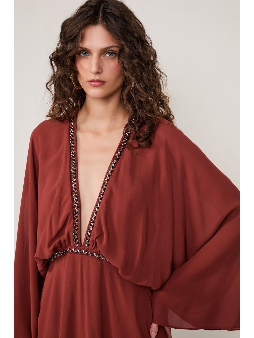 Animale — Vestido De Georgette Longo Decote Profundo Marrom Pimenta