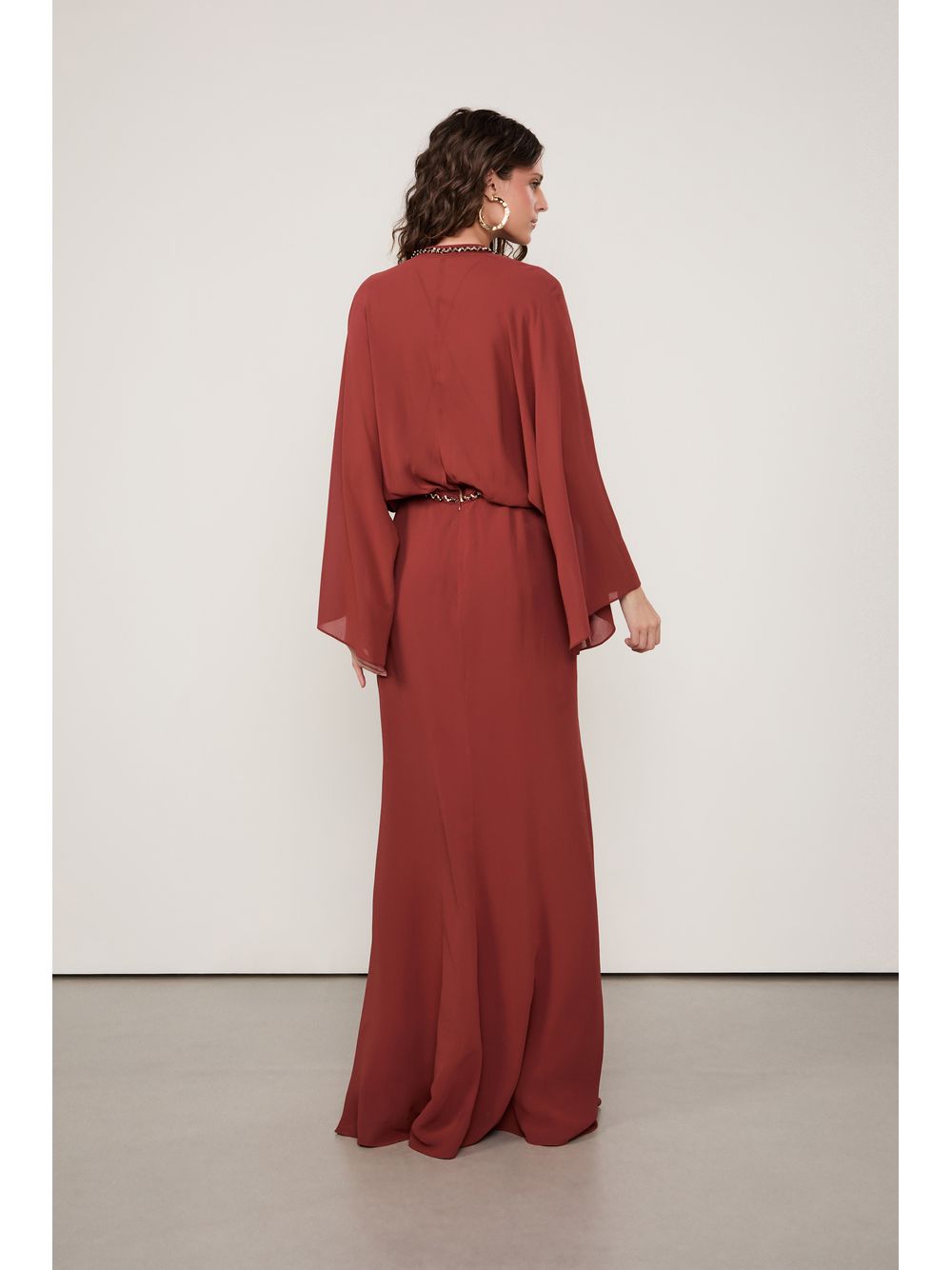 Animale — Vestido De Georgette Longo Decote Profundo Marrom Pimenta
