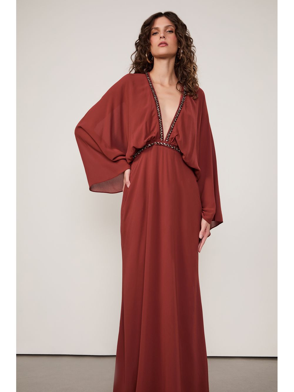 Animale — Vestido De Georgette Longo Decote Profundo Marrom Pimenta