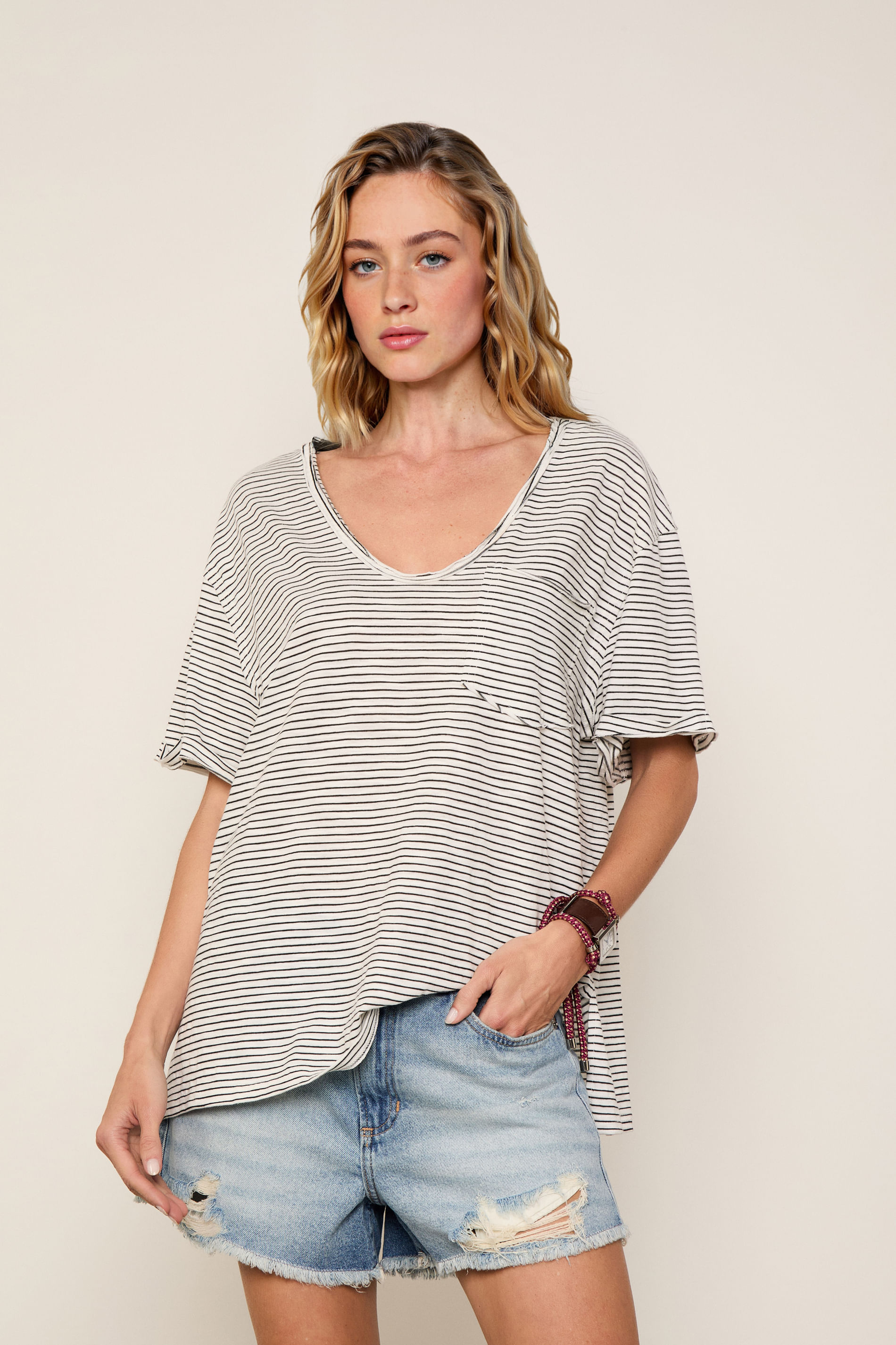 Camiseta De Malha Com Bolso Listrada