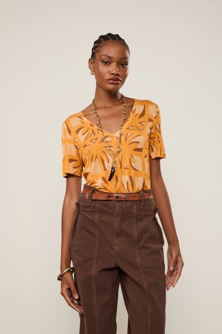 T-Shirt De Malha Fininha Decote v Com Manga Curta Estampada Geo Pitu Clarinho e Zinnia - P