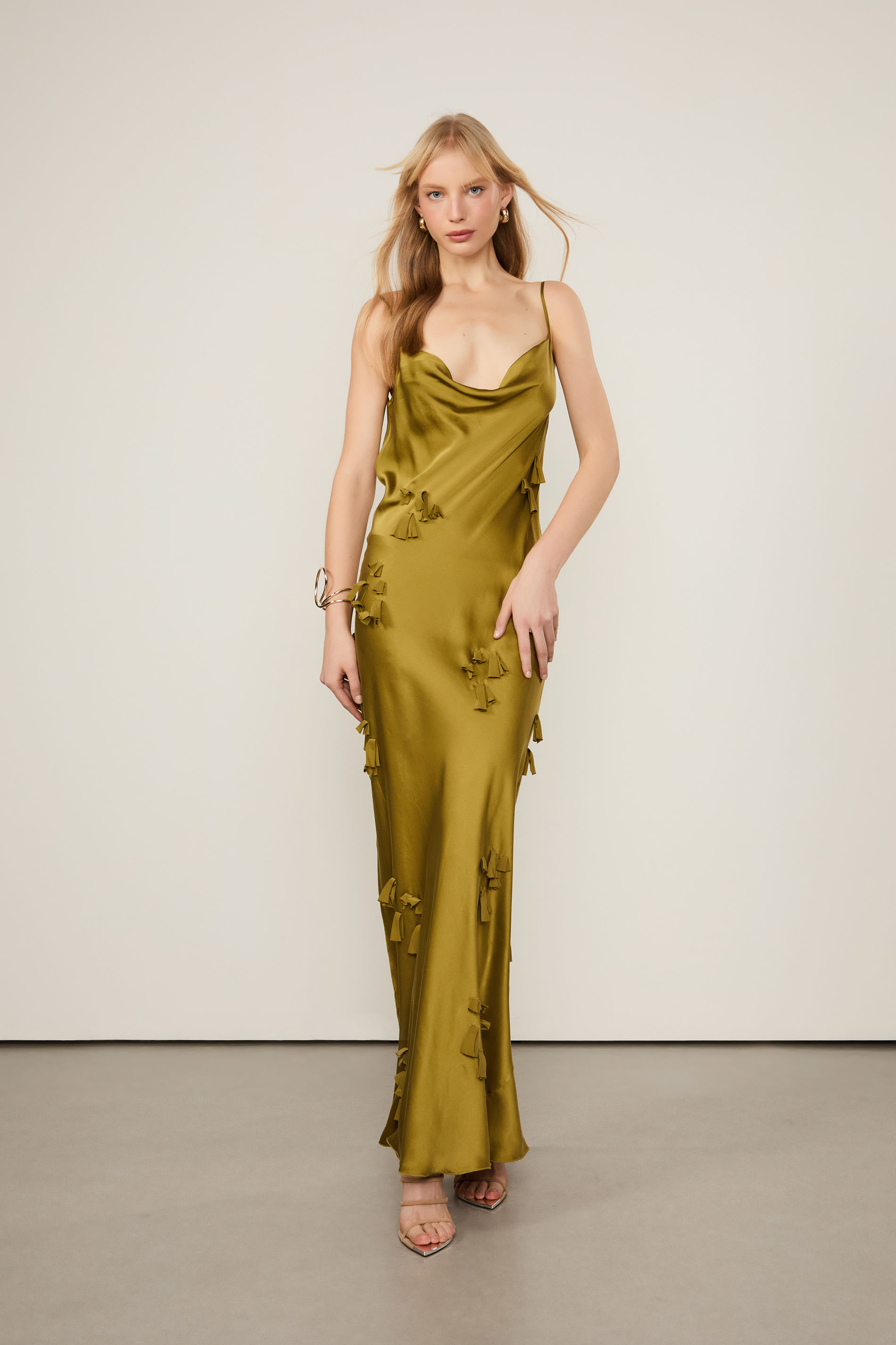 Vestido De Seda Longo De Alça Com Flores Caídas Verde Moss