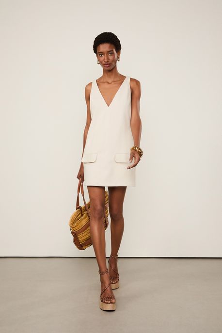 Vestido Curto Box Decote v Bege Amendoa - P