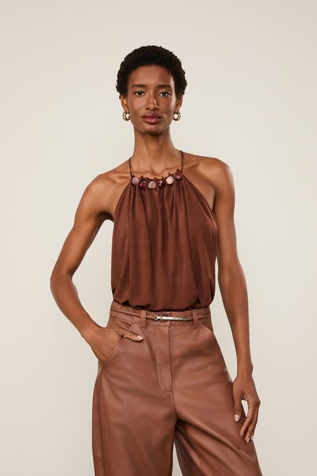 Blusa Jersey Pregas Adorno Marrom Cacau - P