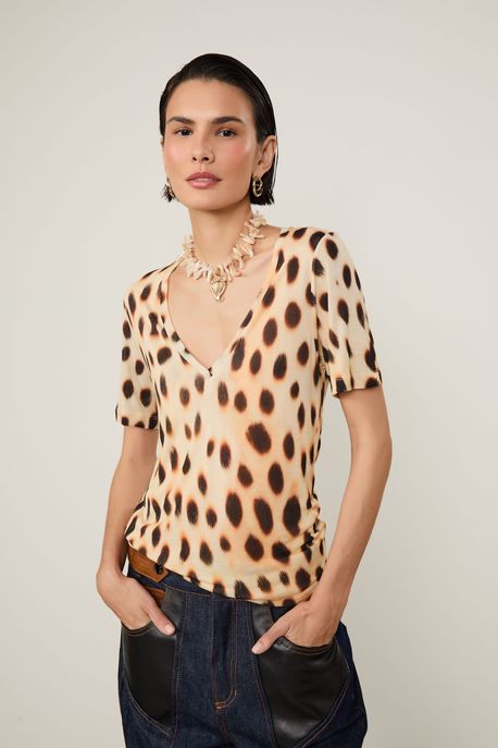 T-Shirt De Malha Fininha Decote v Com Manga Curta Estampada Onca Oasis Color - P
