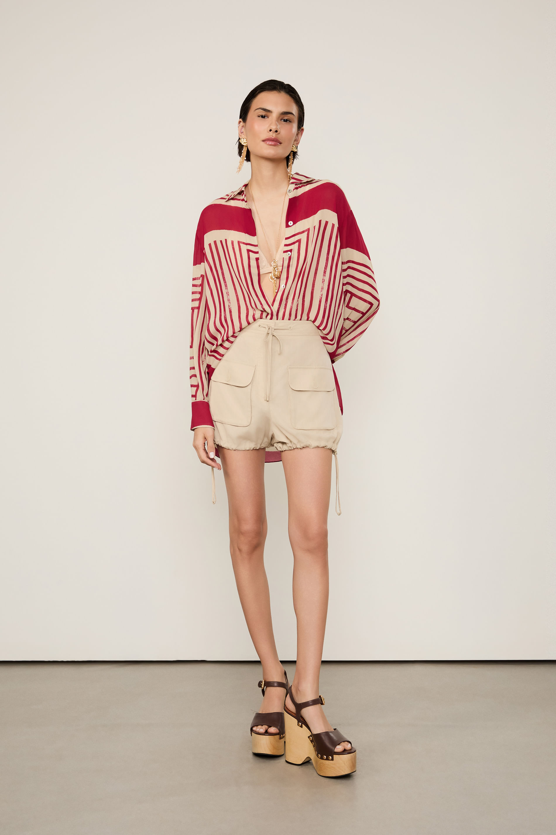 Short De Alfaiataria Com Bolsos Frontais Risca De Giz