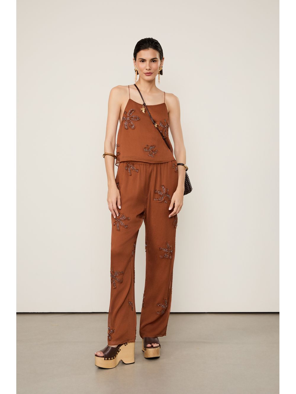 Animale — Top De Chiffon Marrom Caramelo Com Flores Bordadas