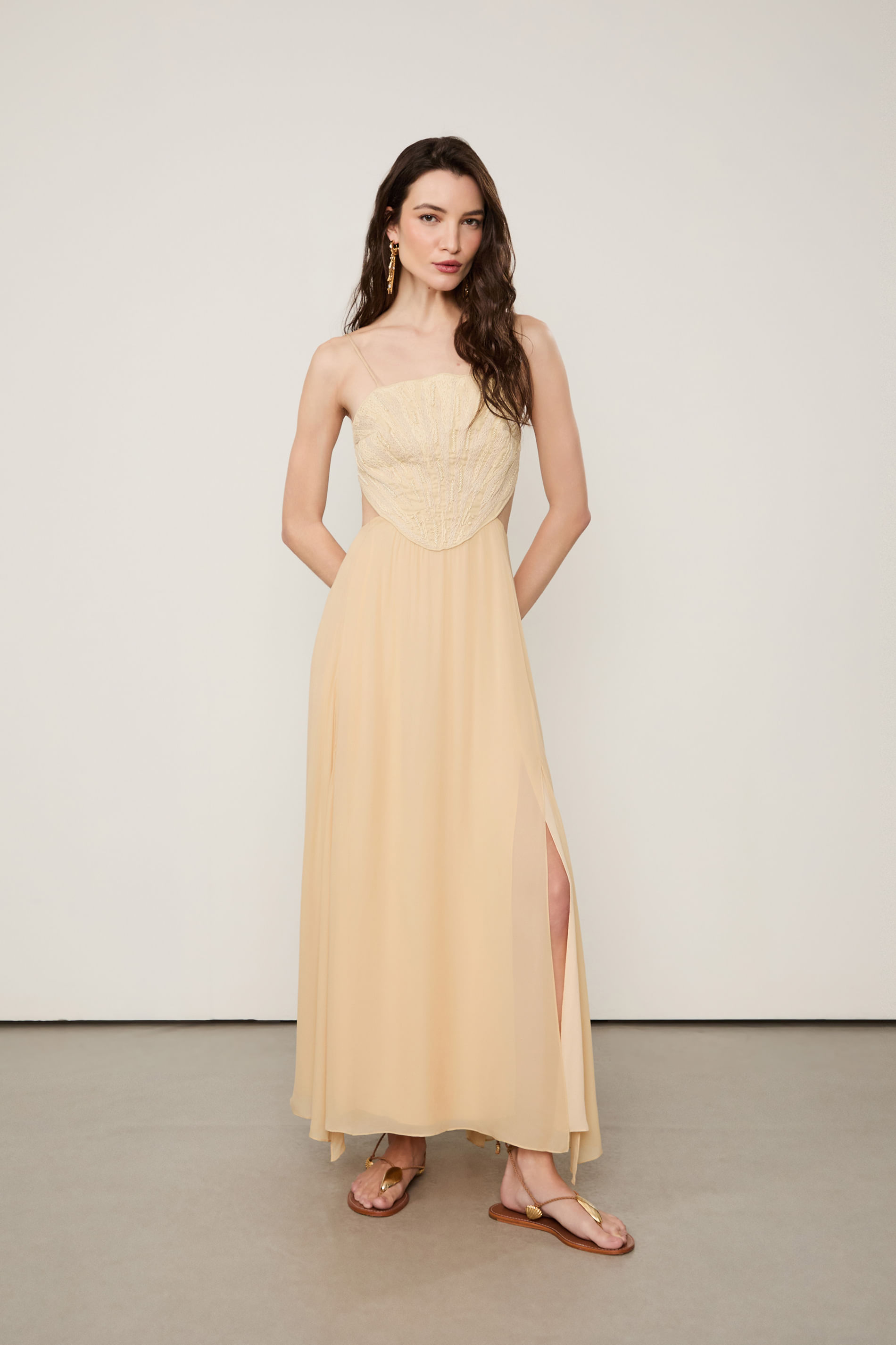 Vestido De Georgette Leve Midi Bege Pala Bordada