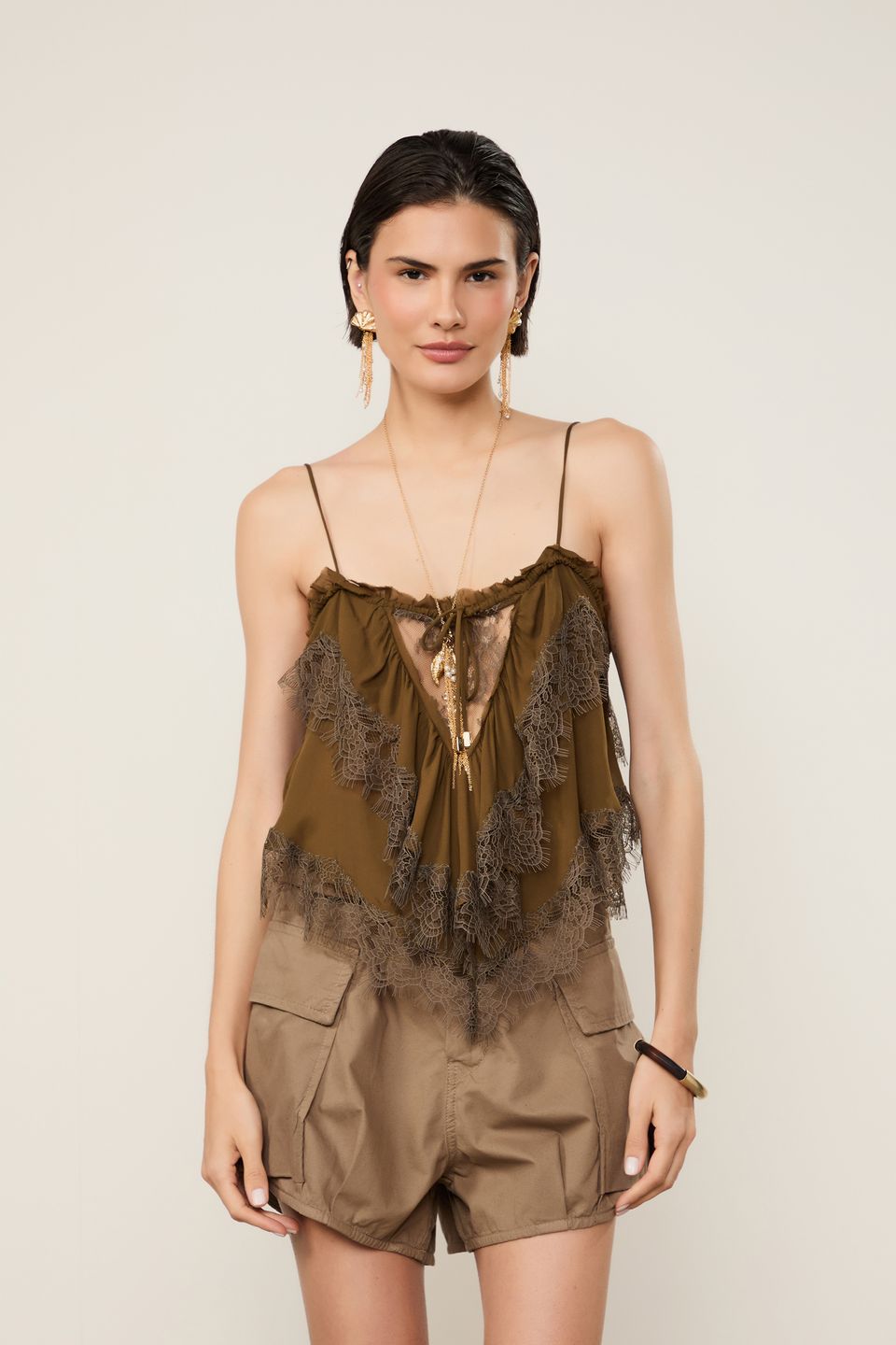 Top de Georgette Leve Marrom Renda Aplicada