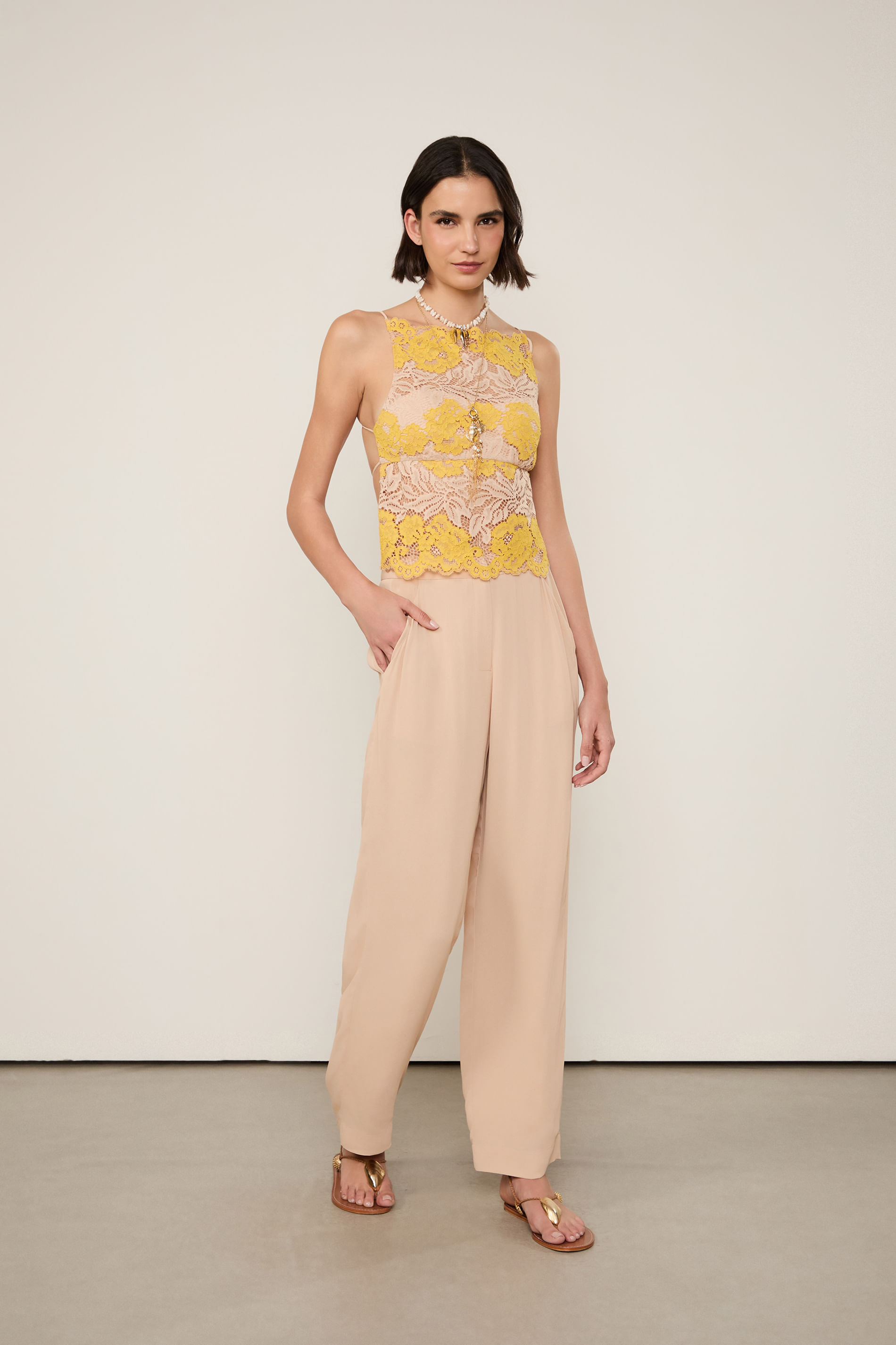 Calça De Georgette Reta Com Bolsos Bege