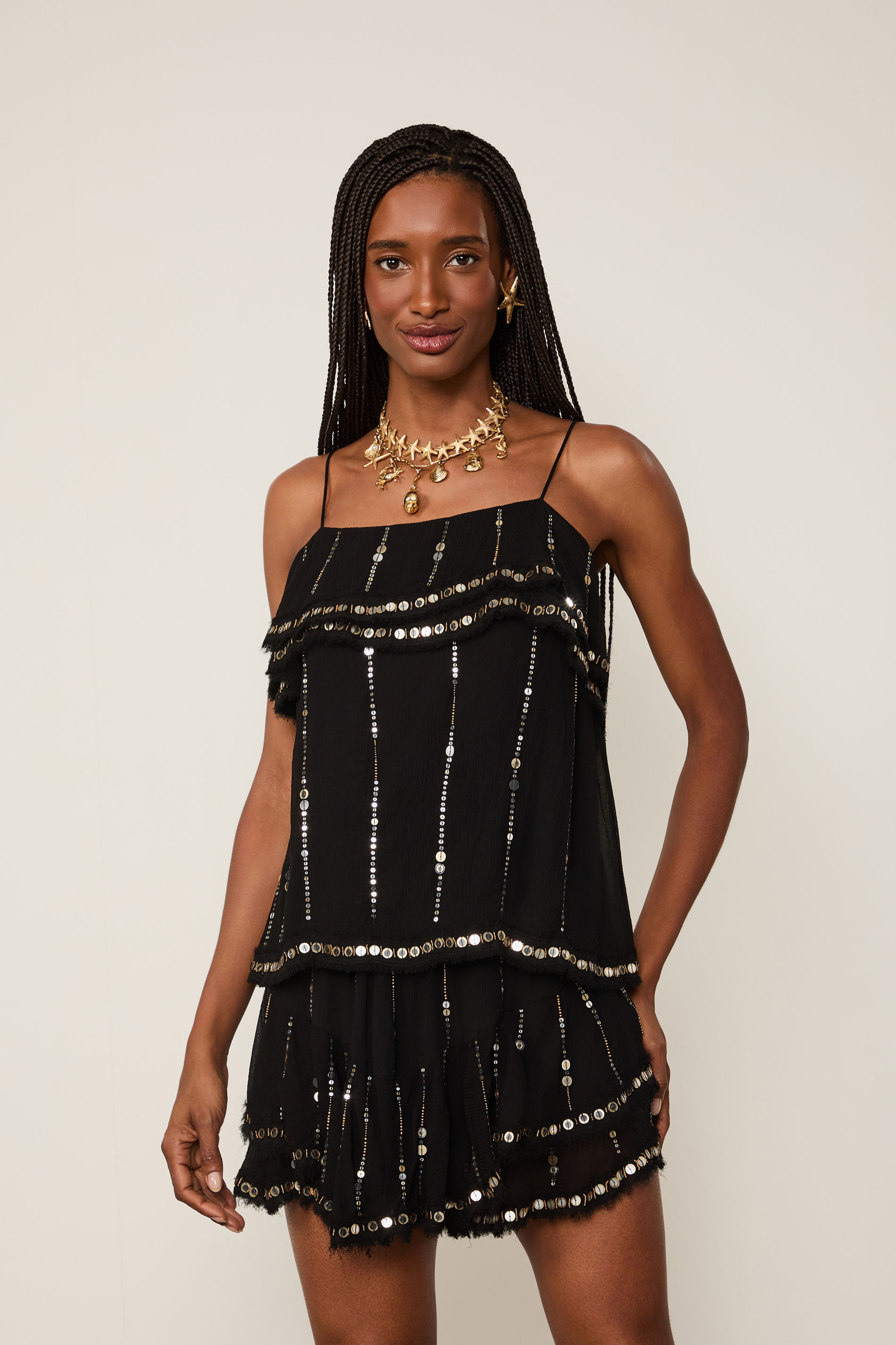 Top De Gerogette Preto Com Detalhes Em Lantejoulas