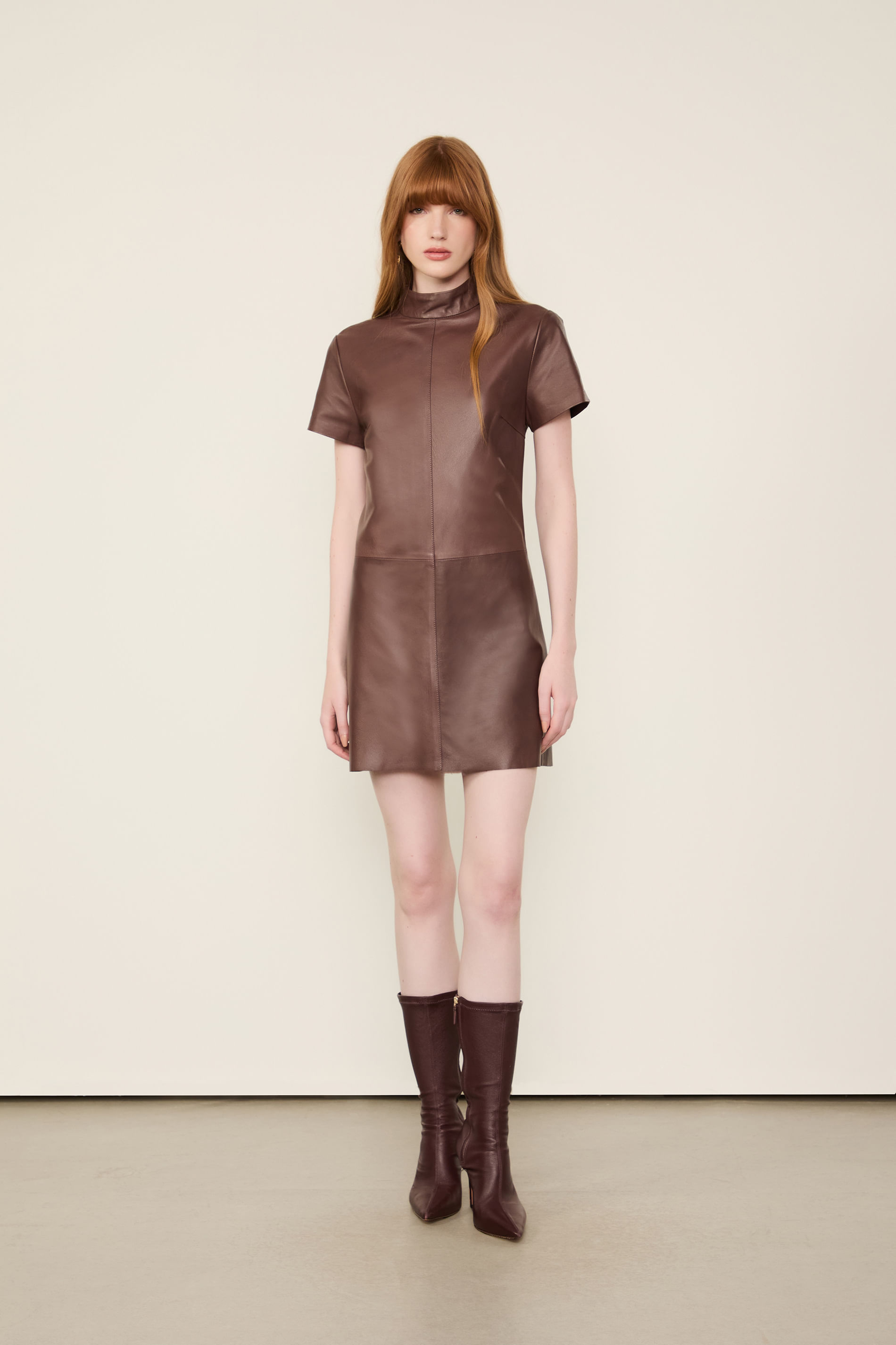 Vestido De Couro Curto Gola Alta