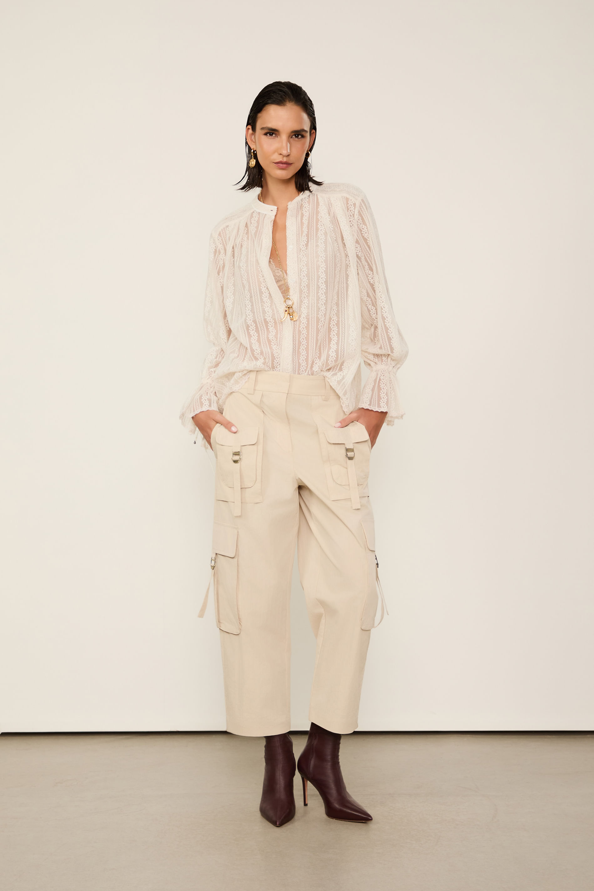 Calça Cropped Com Bolsos Utilitários Bege