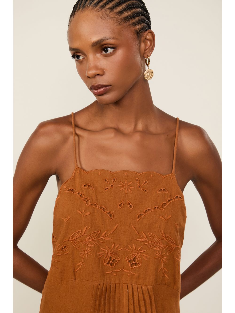 Animale — Vestido Curto Com Linho Bordado Marrom