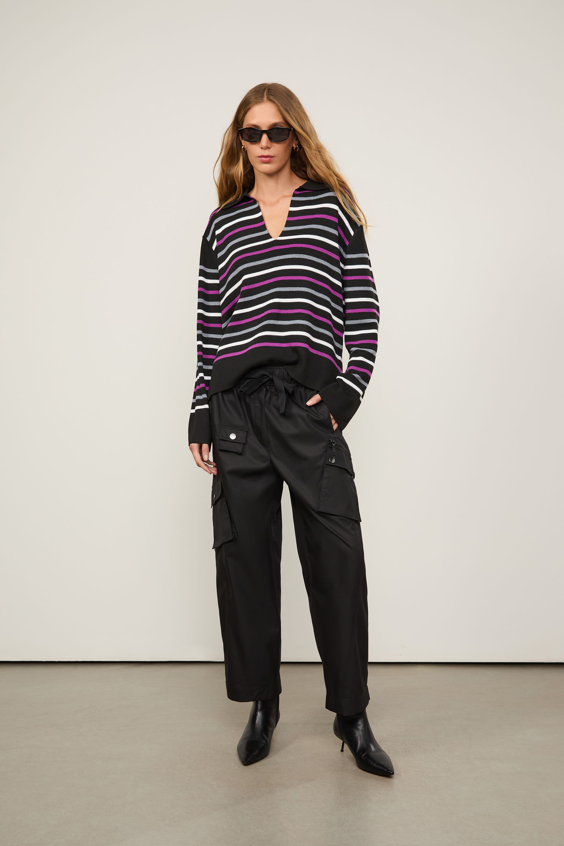 Calça Com Cós De Elástico e Bolsos Preta