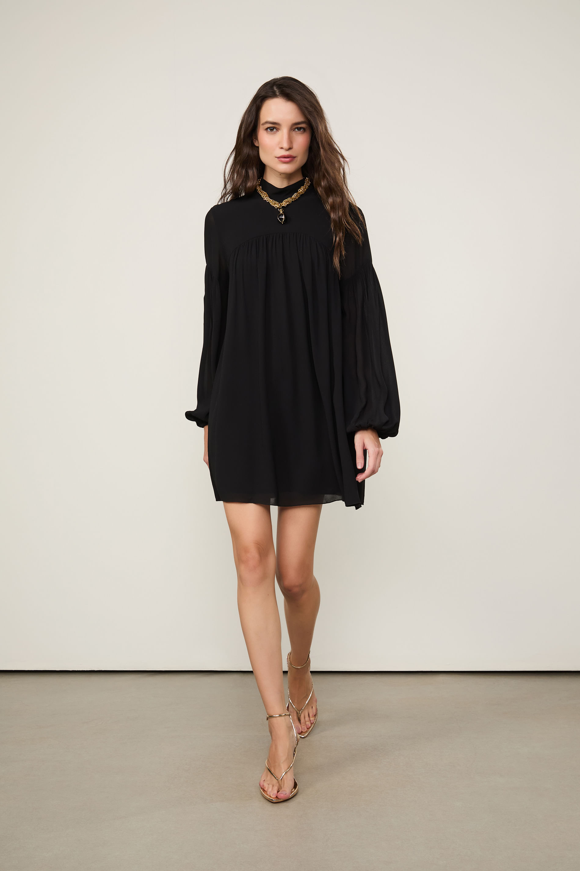 Vestido Curto Com Gola Alta Preto