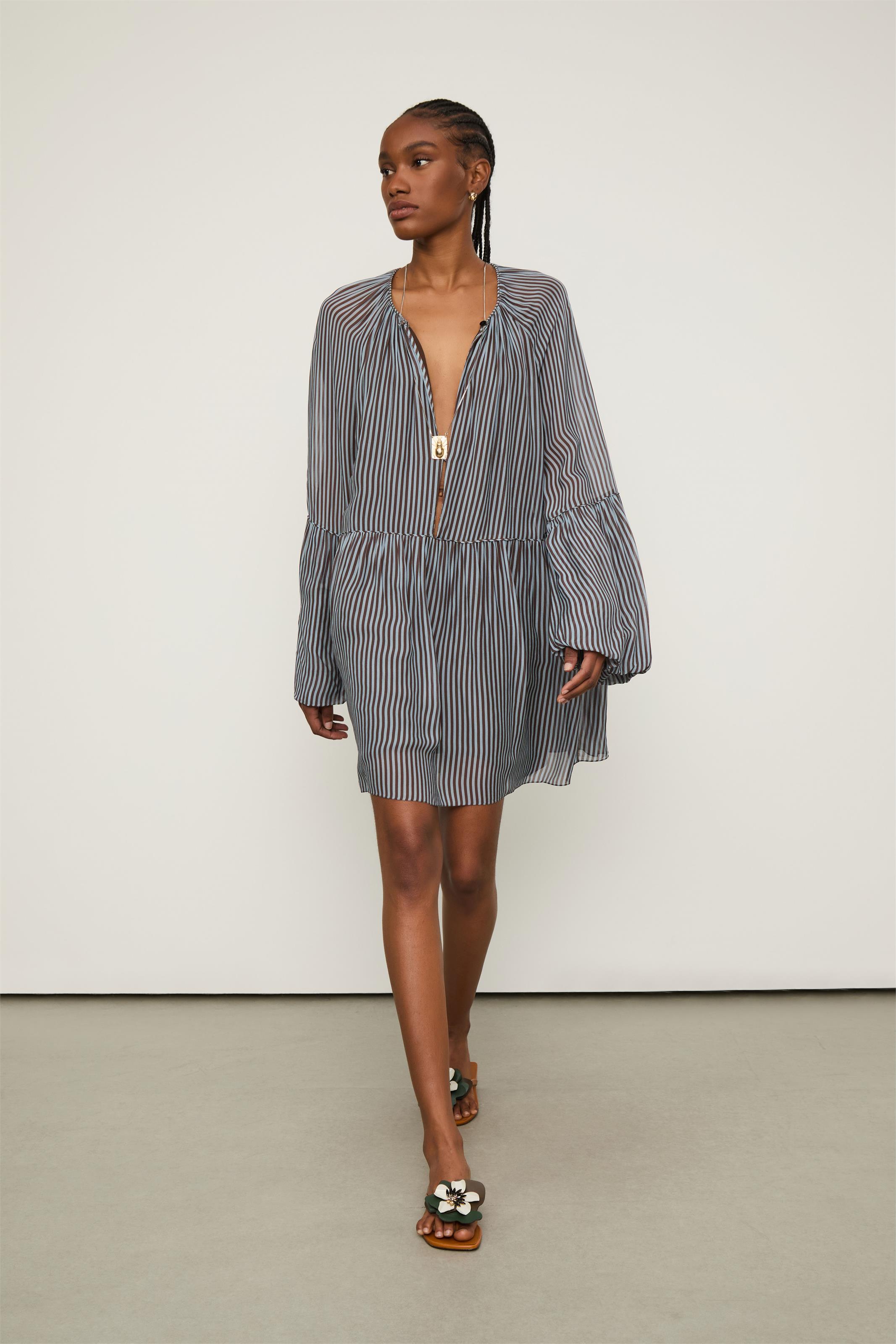 Vestido De Georgette Curto Manga Longa Com Decote v Listrado