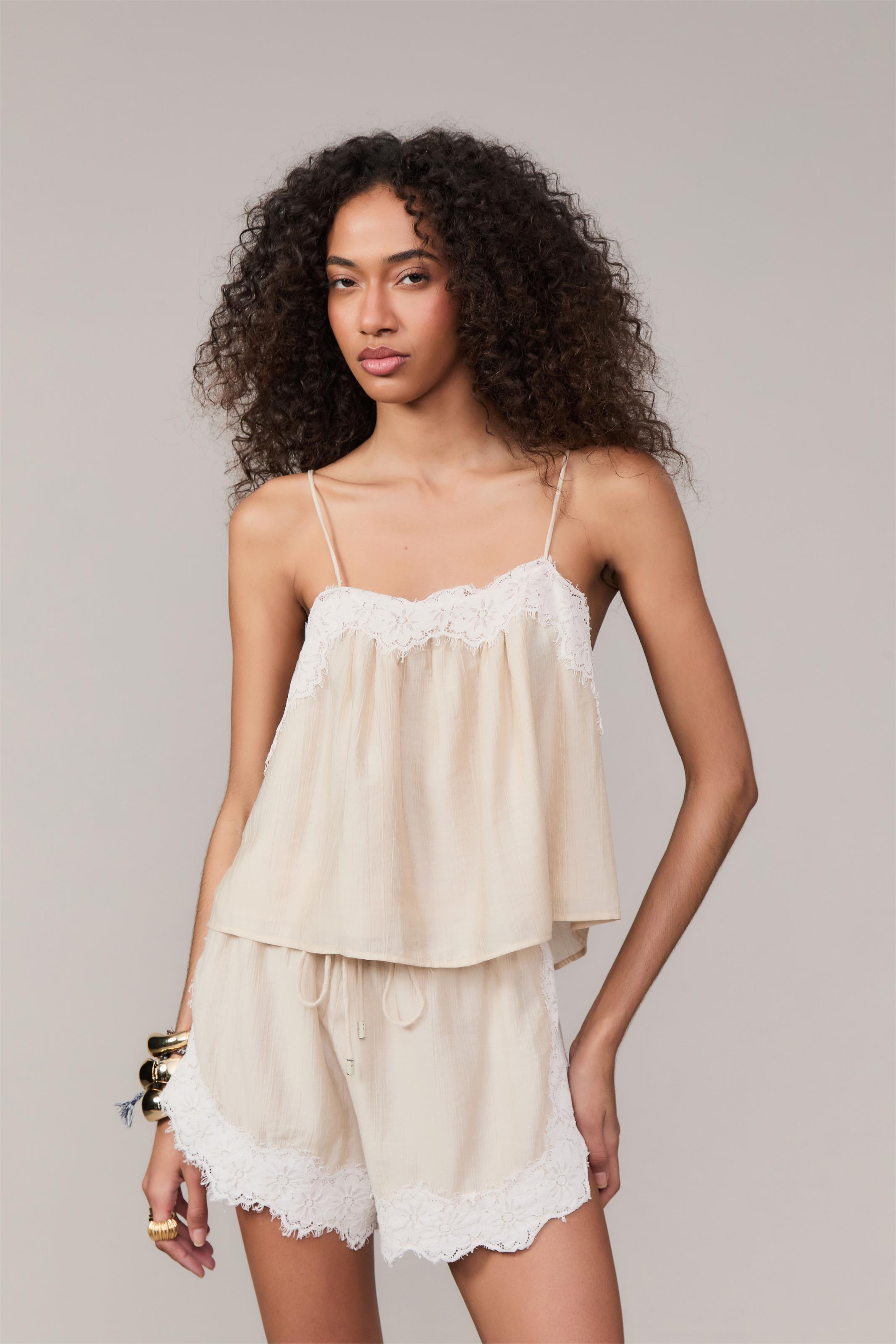 Blusa De Alça Com Decote Renda