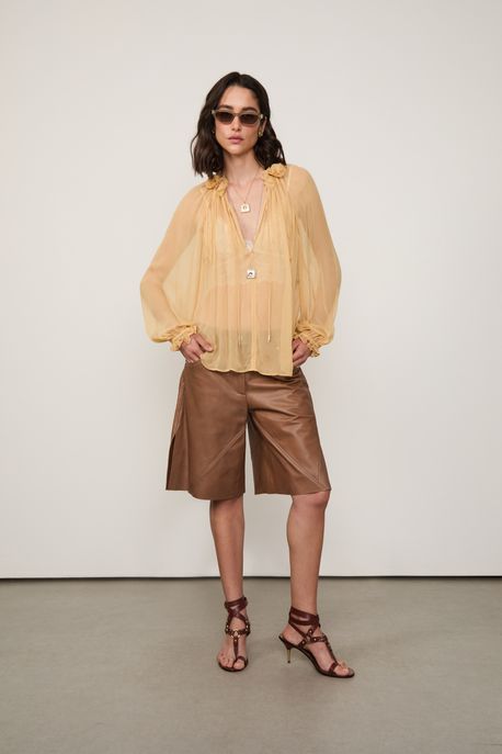 Bata De Georgette Bege Manga Longa Com Flores Aplicadas No Decote Bege Taupe - 40