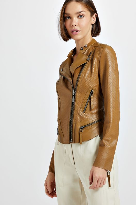 roupa com jaqueta de couro