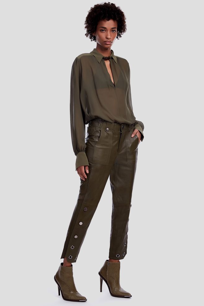 calça de couro com listra lateral