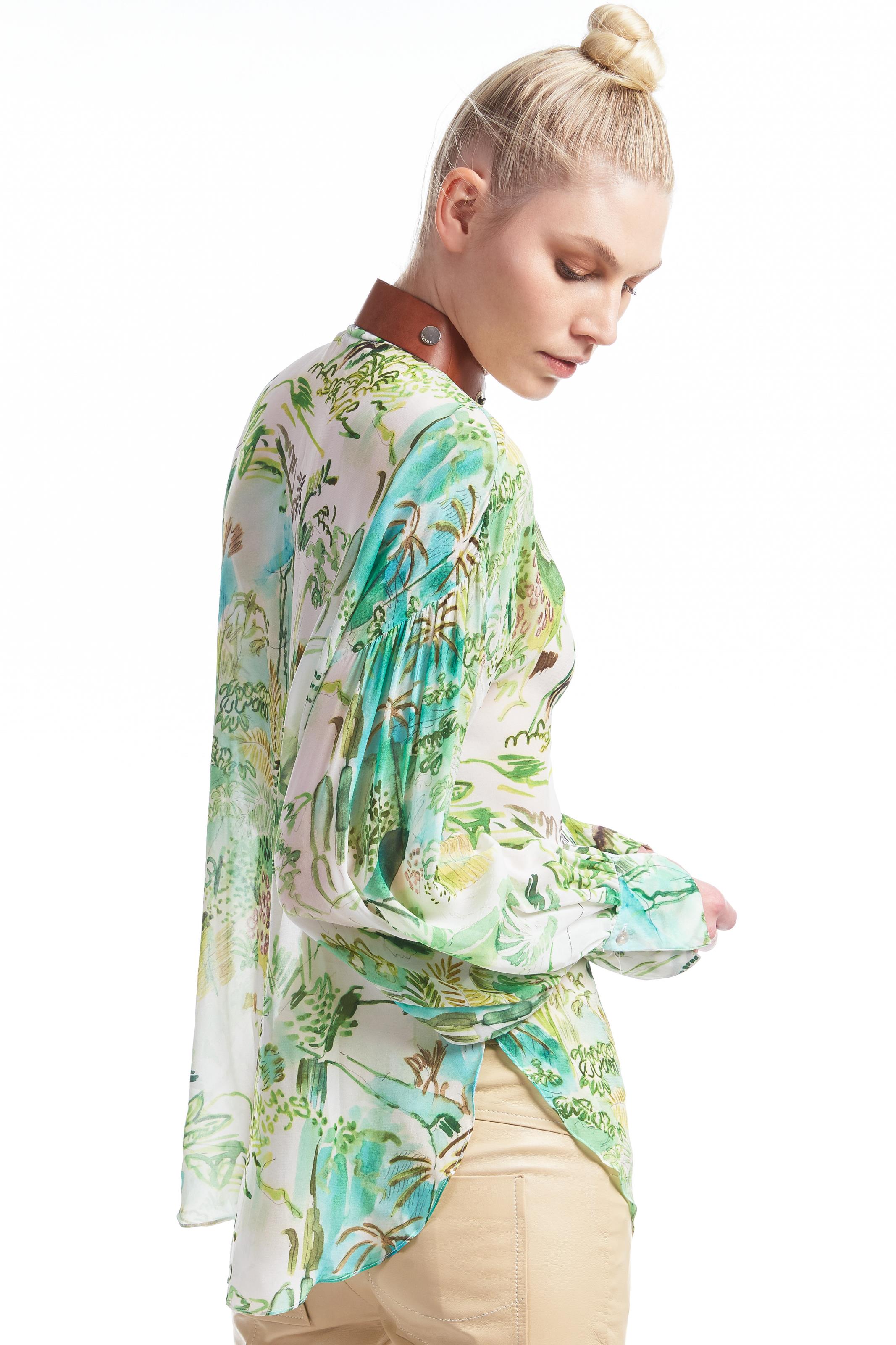 blusa com detalhe em couro